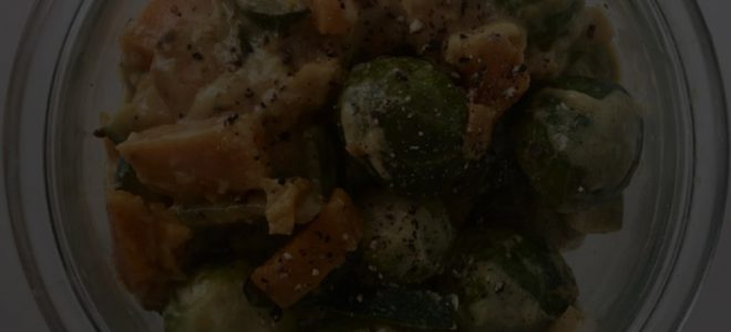 Fit n‘ Fast Food: Rosenkohl mit Süßkartoffel und Zucchini in Currysauce